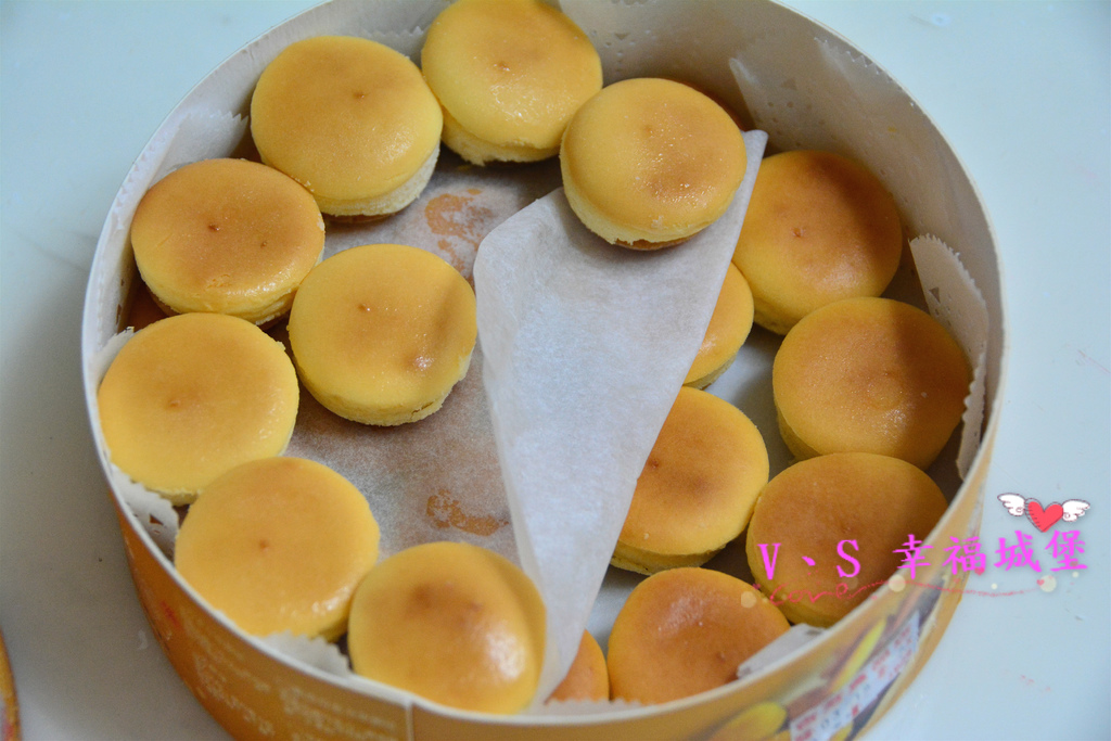 【宅配美食】大溪老街70年老店 杏芳食品 ~ 新品 真草莓乳酪球 + 經典原味乳酪球 ,一口一個讓你一不小心就吃完了