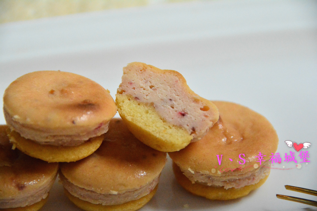 【宅配美食】大溪老街70年老店 杏芳食品 ~ 新品 真草莓乳酪球 + 經典原味乳酪球 ,一口一個讓你一不小心就吃完了