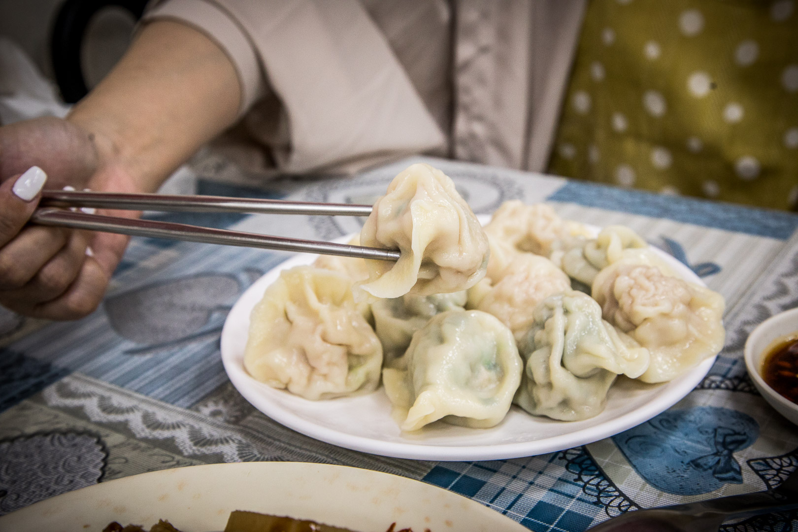 桃園龜山美食推薦！季節水餃手工現包大水餃在地人激推，一顆抵兩顆超划算。