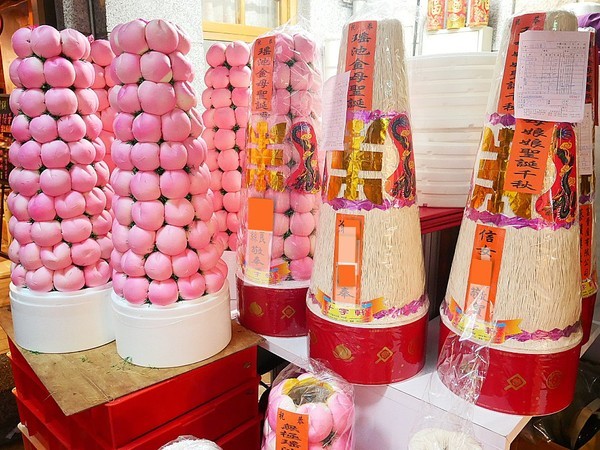 十字軒糕餅舖：台北名店十字軒糕餅舖-中秋月餅禮盒(愛評體驗券)-霞海城隍廟後方的老字號糕餅舖  將古蹟內部重新裝潢  融合古技術和新思維  做出一系列美味糕餅