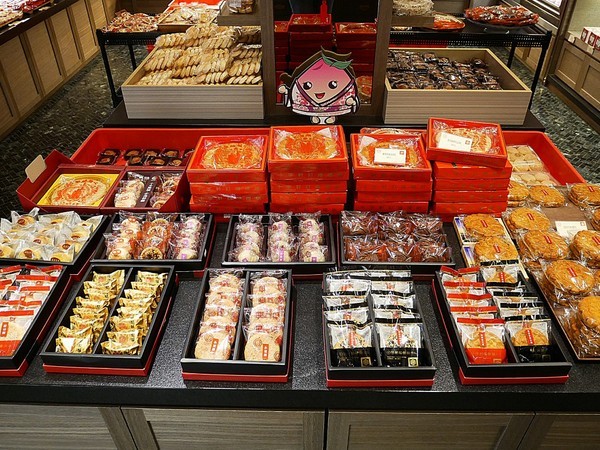 十字軒糕餅舖:台北名店十字軒糕餅舖-中秋月餅禮盒(愛評體驗券)-霞海城隍廟後方的老字號糕餅舖 將古蹟內部重新裝潢 融合古技術和新思維 做出一系列美味糕餅