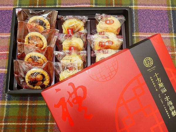 十字軒糕餅舖:台北名店十字軒糕餅舖-中秋月餅禮盒(愛評體驗券)-霞海城隍廟後方的老字號糕餅舖 將古蹟內部重新裝潢 融合古技術和新思維 做出一系列美味糕餅