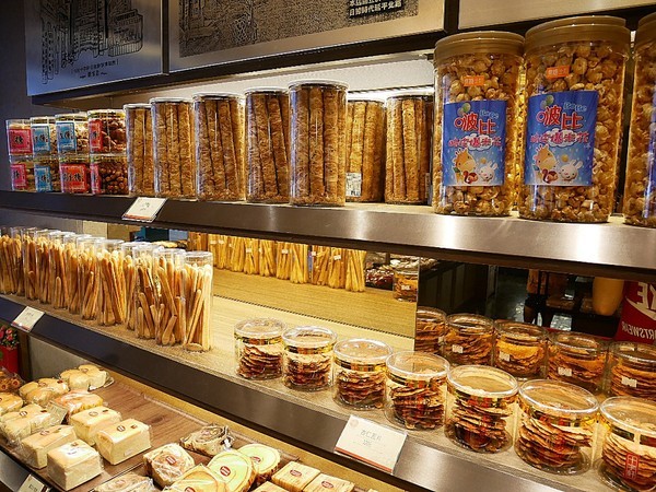 十字軒糕餅舖：台北名店十字軒糕餅舖-中秋月餅禮盒(愛評體驗券)-霞海城隍廟後方的老字號糕餅舖  將古蹟內部重新裝潢  融合古技術和新思維  做出一系列美味糕餅