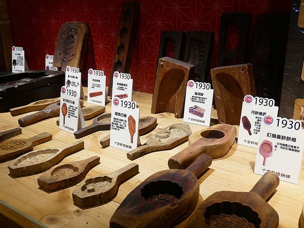 十字軒糕餅舖:台北名店十字軒糕餅舖-中秋月餅禮盒(愛評體驗券)-霞海城隍廟後方的老字號糕餅舖 將古蹟內部重新裝潢 融合古技術和新思維 做出一系列美味糕餅