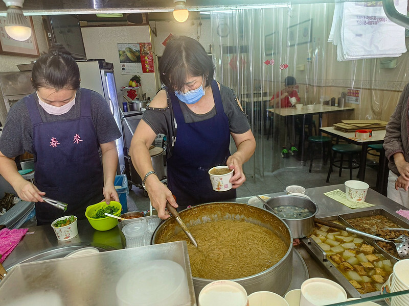 捷運後山埤美食四天王之一！信義區春來蚵仔麵線加辣加蒜，在地人排隊必吃。