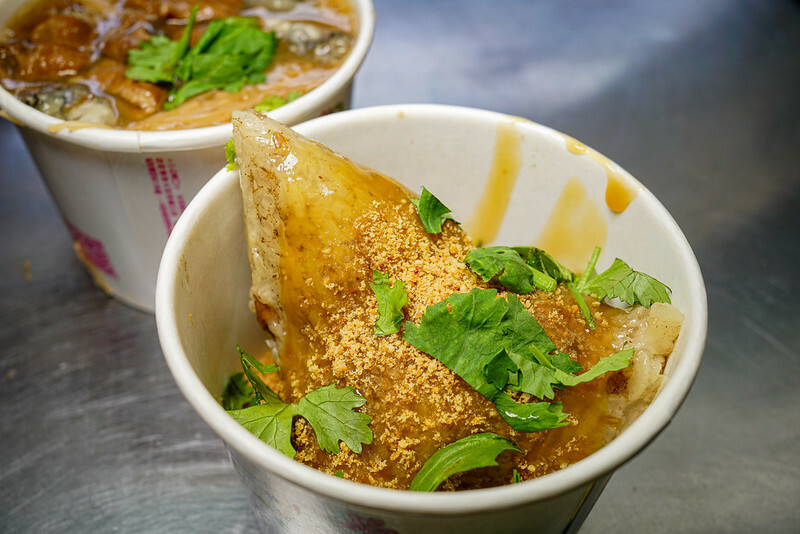 捷運後山埤美食四天王之一！信義區春來蚵仔麵線加辣加蒜，在地人排隊必吃。