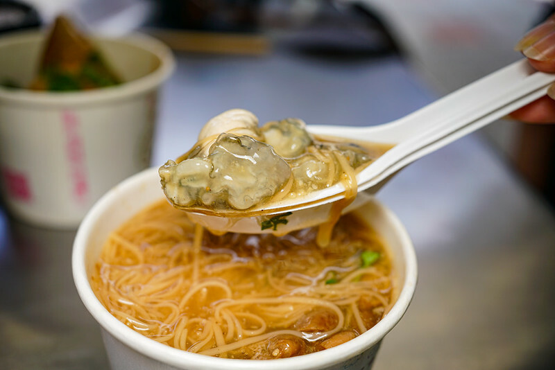 捷運後山埤美食四天王之一！信義區春來蚵仔麵線加辣加蒜，在地人排隊必吃。