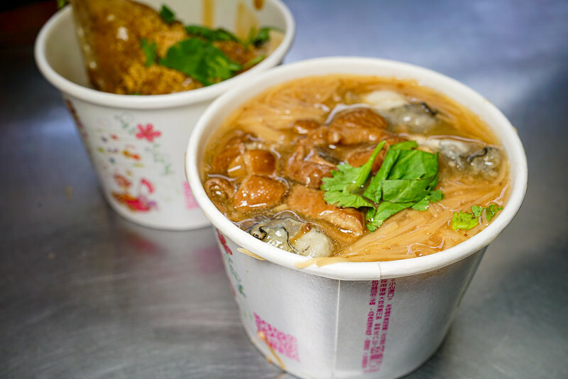 捷運後山埤美食四天王之一！信義區春來蚵仔麵線加辣加蒜，在地人排隊必吃。