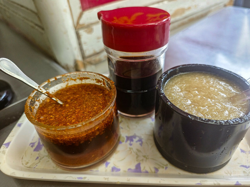 捷運後山埤美食四天王之一！信義區春來蚵仔麵線加辣加蒜，在地人排隊必吃。