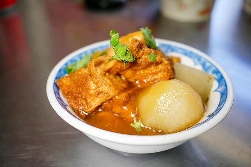 捷運後山埤美食四天王之一！信義區春來蚵仔麵線加辣加蒜，在地人排隊必吃。