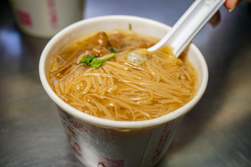 捷運後山埤美食四天王之一！信義區春來蚵仔麵線加辣加蒜，在地人排隊必吃。