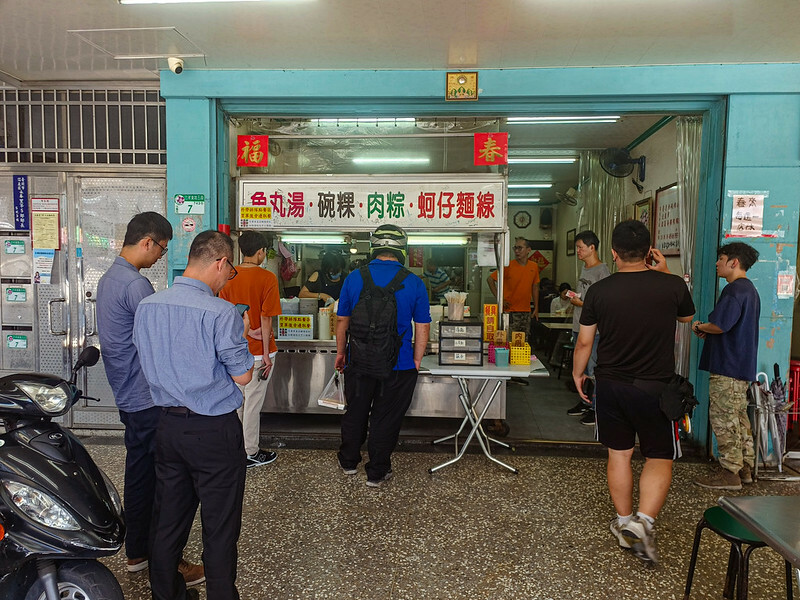 捷運後山埤美食四天王之一！信義區春來蚵仔麵線加辣加蒜，在地人排隊必吃。