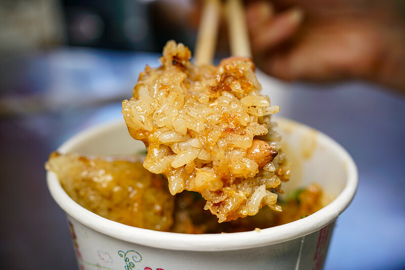 捷運後山埤美食四天王之一！信義區春來蚵仔麵線加辣加蒜，在地人排隊必吃。