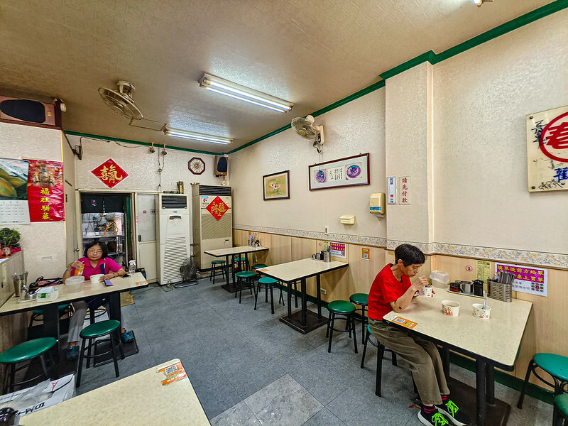 捷運後山埤美食四天王之一！信義區春來蚵仔麵線加辣加蒜，在地人排隊必吃。