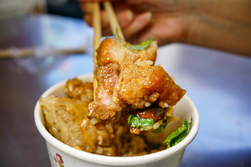 捷運後山埤美食四天王之一！信義區春來蚵仔麵線加辣加蒜，在地人排隊必吃。