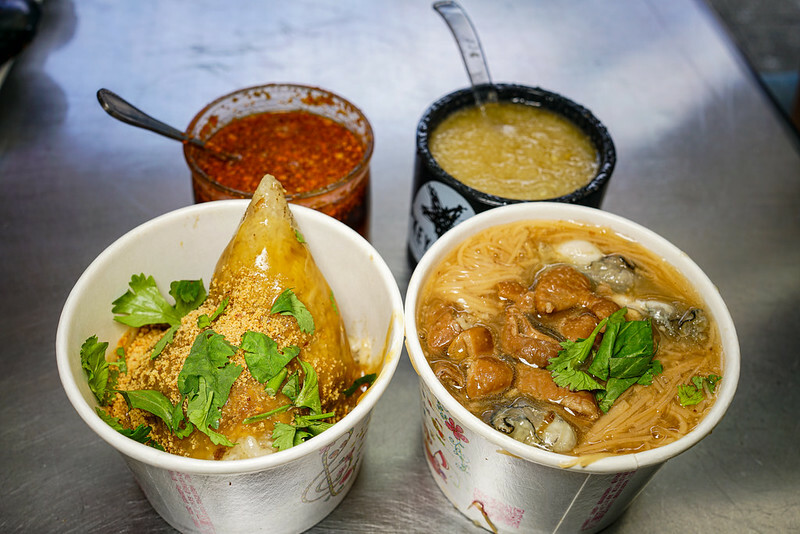 捷運後山埤美食四天王之一！信義區春來蚵仔麵線加辣加蒜，在地人排隊必吃。