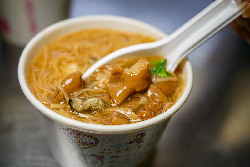 捷運後山埤美食四天王之一！信義區春來蚵仔麵線加辣加蒜，在地人排隊必吃。