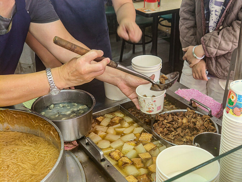 捷運後山埤美食四天王之一！信義區春來蚵仔麵線加辣加蒜，在地人排隊必吃。
