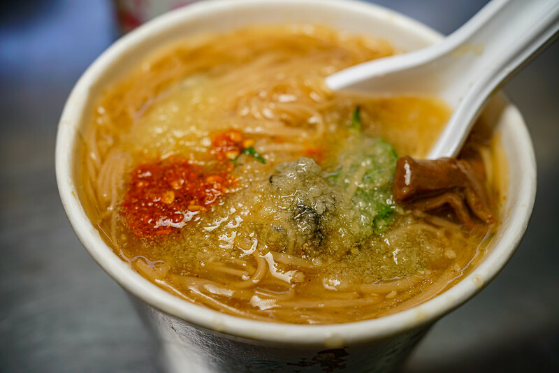 捷運後山埤美食四天王之一！信義區春來蚵仔麵線加辣加蒜，在地人排隊必吃。