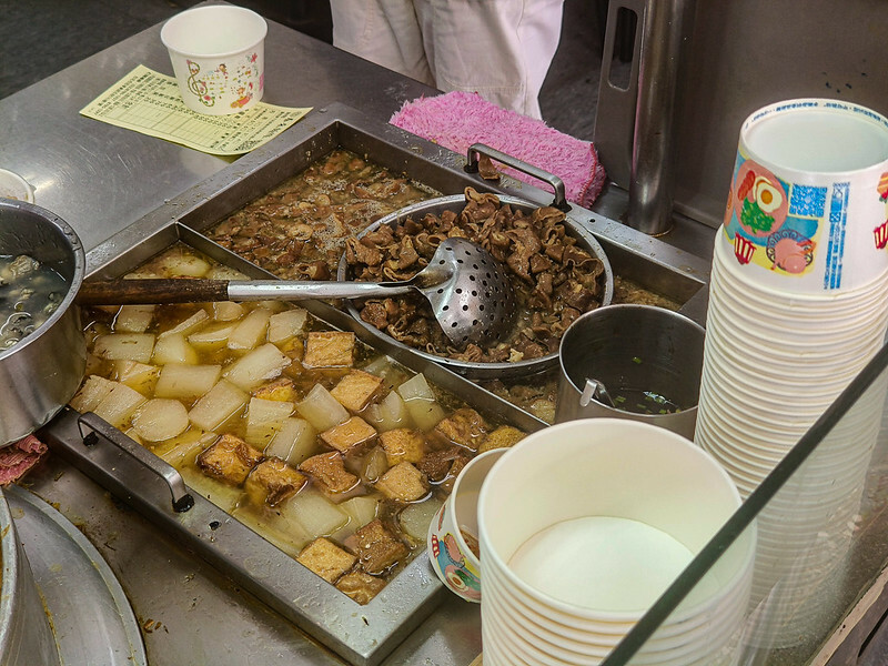 捷運後山埤美食四天王之一！信義區春來蚵仔麵線加辣加蒜，在地人排隊必吃。