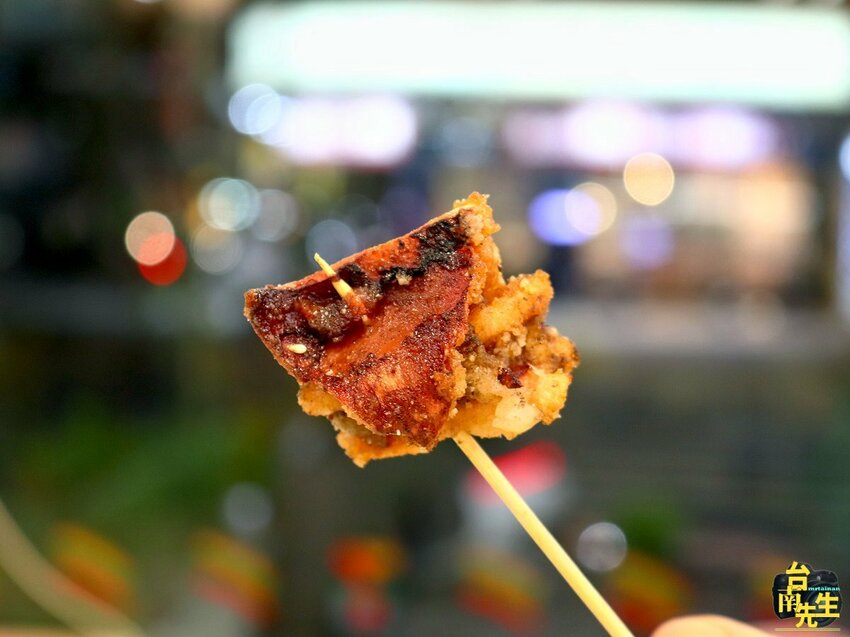 台南香酥雞／只在夜市擺攤飄香30多年／選用新鮮現宰雞肉／一擺攤就有客人上門／生意好到老闆手都沒停過／在地人從小吃到大