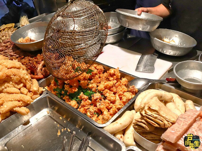 台南香酥雞／只在夜市擺攤飄香30多年／選用新鮮現宰雞肉／一擺攤就有客人上門／生意好到老闆手都沒停過／在地人從小吃到大