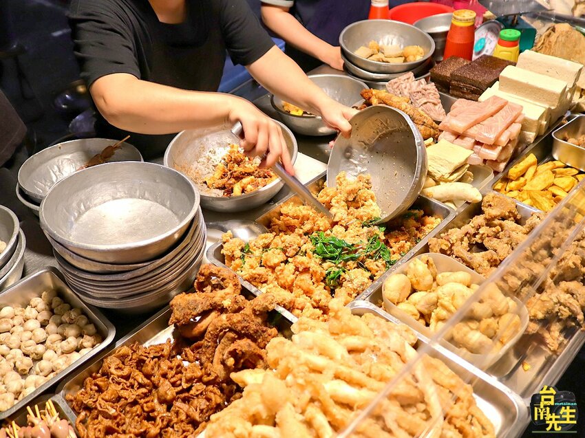 台南香酥雞／只在夜市擺攤飄香30多年／選用新鮮現宰雞肉／一擺攤就有客人上門／生意好到老闆手都沒停過／在地人從小吃到大