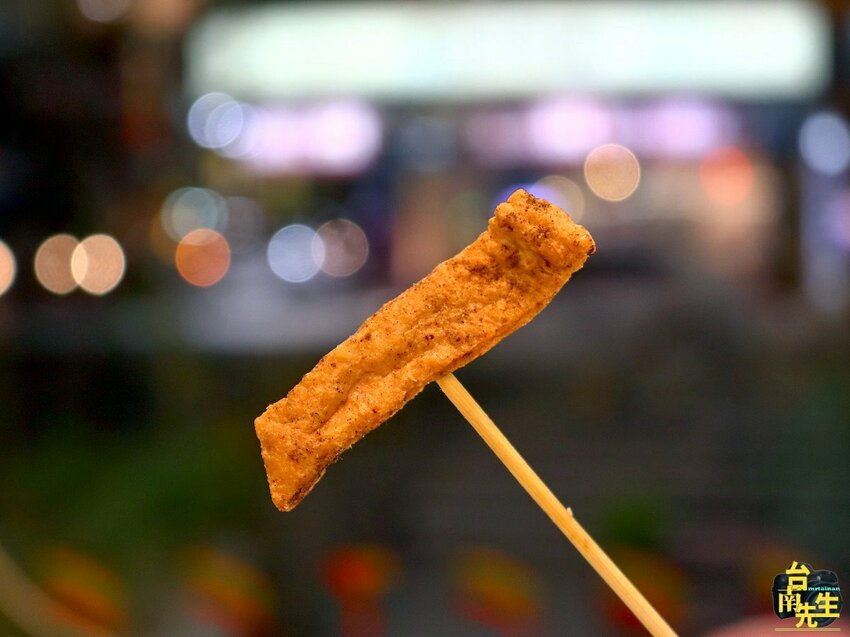 台南香酥雞／只在夜市擺攤飄香30多年／選用新鮮現宰雞肉／一擺攤就有客人上門／生意好到老闆手都沒停過／在地人從小吃到大