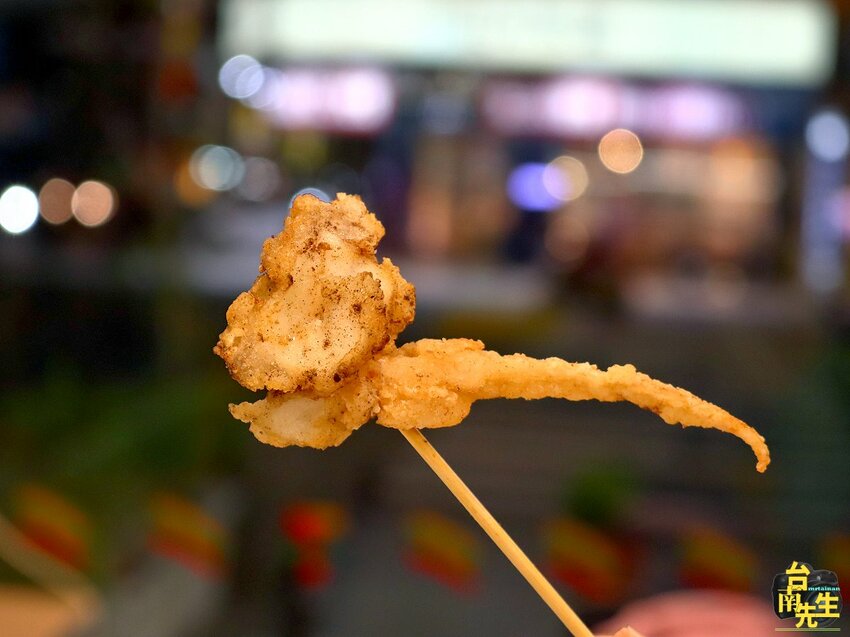 台南香酥雞／只在夜市擺攤飄香30多年／選用新鮮現宰雞肉／一擺攤就有客人上門／生意好到老闆手都沒停過／在地人從小吃到大