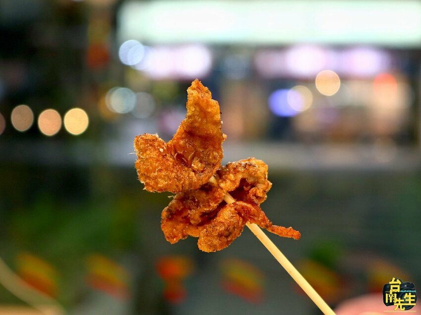 台南香酥雞／只在夜市擺攤飄香30多年／選用新鮮現宰雞肉／一擺攤就有客人上門／生意好到老闆手都沒停過／在地人從小吃到大