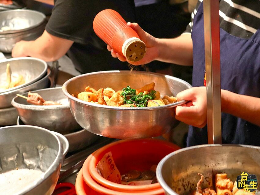 台南香酥雞／只在夜市擺攤飄香30多年／選用新鮮現宰雞肉／一擺攤就有客人上門／生意好到老闆手都沒停過／在地人從小吃到大