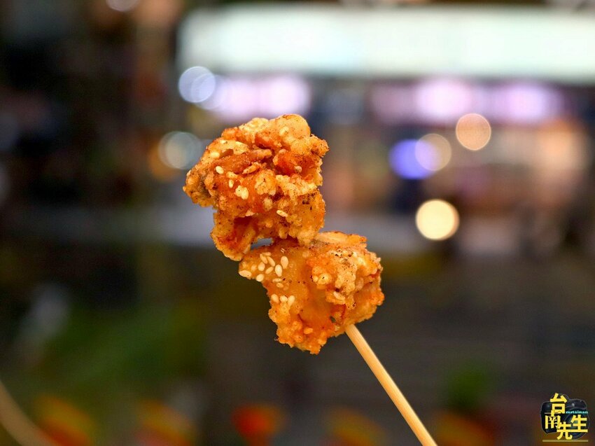 台南香酥雞／只在夜市擺攤飄香30多年／選用新鮮現宰雞肉／一擺攤就有客人上門／生意好到老闆手都沒停過／在地人從小吃到大