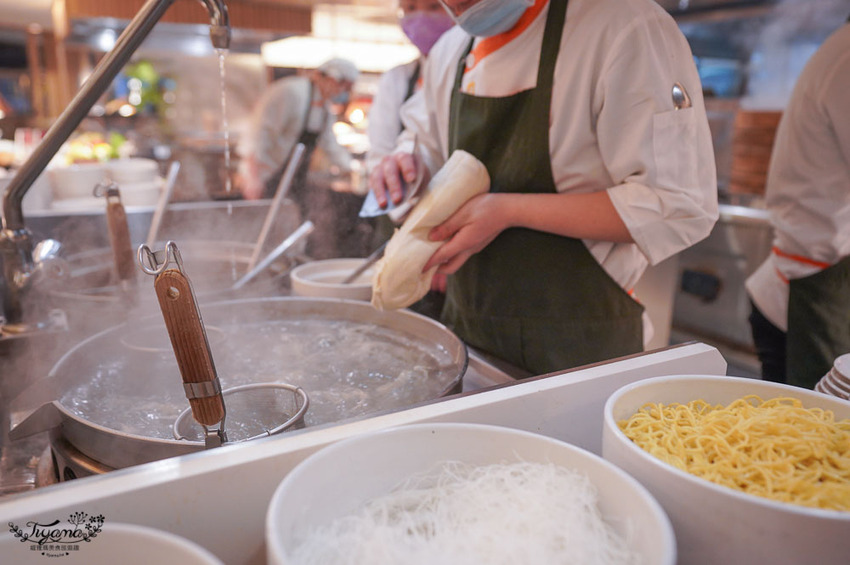這間自助餐真的有厲害!!肉控最愛濕式熟成爐烤肋眼牛排與炭烤牛舌!