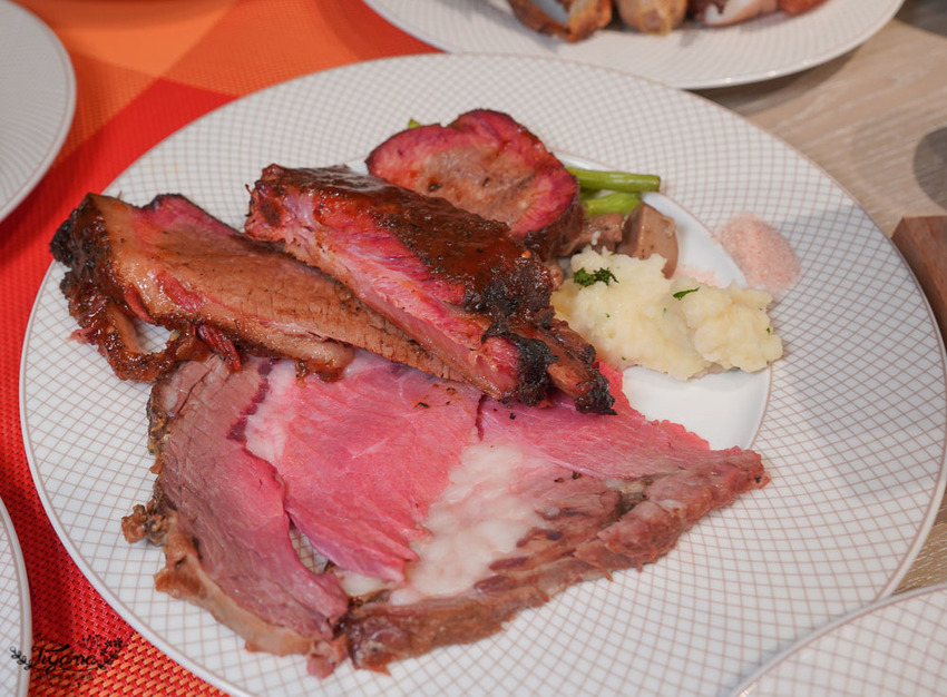 這間自助餐真的有厲害!!肉控最愛濕式熟成爐烤肋眼牛排與炭烤牛舌!