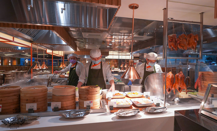 這間自助餐真的有厲害!!肉控最愛濕式熟成爐烤肋眼牛排與炭烤牛舌!