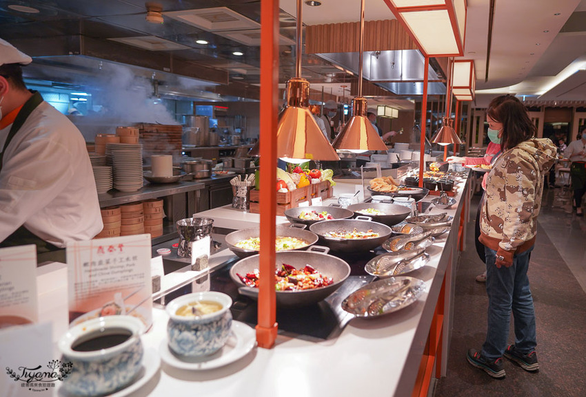 這間自助餐真的有厲害!!肉控最愛濕式熟成爐烤肋眼牛排與炭烤牛舌!