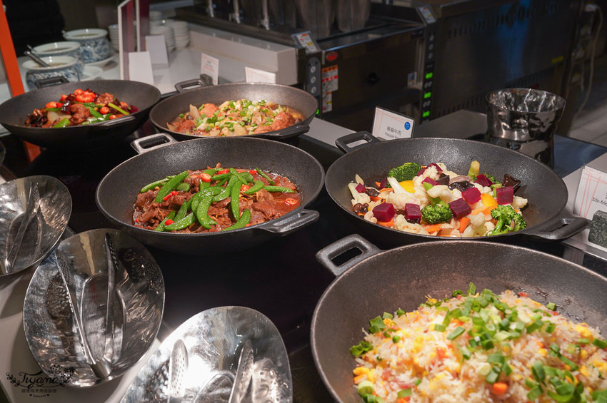 這間自助餐真的有厲害!!肉控最愛濕式熟成爐烤肋眼牛排與炭烤牛舌!