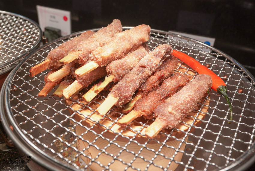 這間自助餐真的有厲害!!肉控最愛濕式熟成爐烤肋眼牛排與炭烤牛舌!