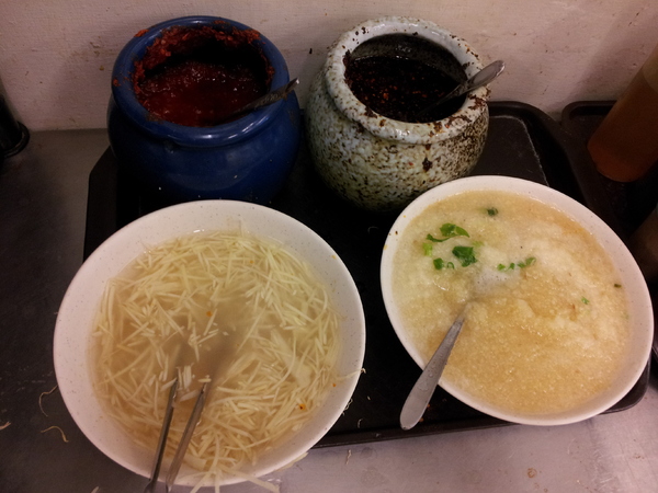 小天津手工麵館:【台中東海】小天津手工麵館-沒有什麼湯的湯包&3元的水餃 小天津手工麵館:【台中東海】小天津手工麵館-沒有什麼湯的湯包&3元的水餃