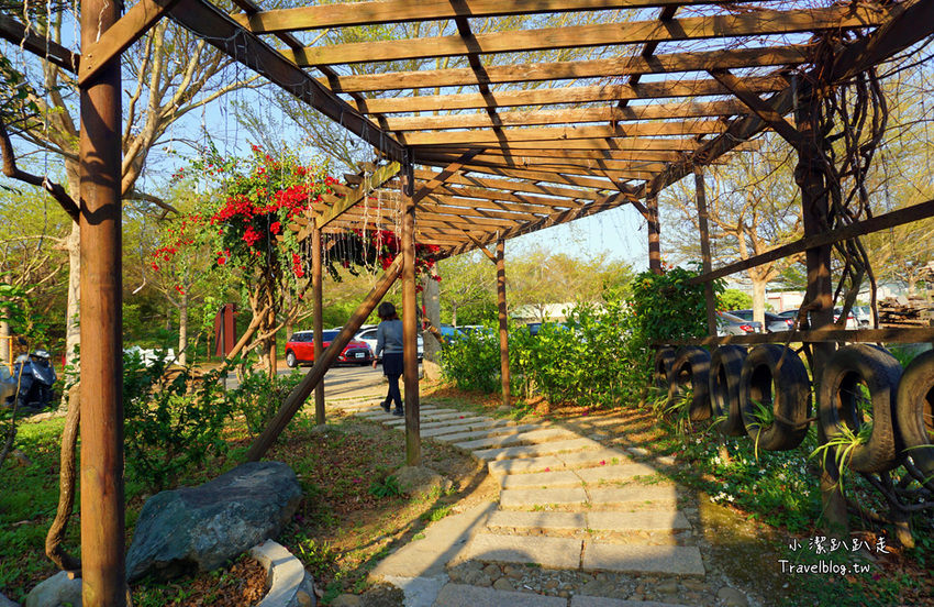 台中沙鹿景點》人間食解景觀餐廳 古色古香渡假小村落！落雨松秘境.下午茶.情侶約會.家庭聚餐好去處~ - 小潔趴趴走旅遊札記