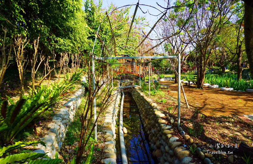 台中沙鹿景點》人間食解景觀餐廳 古色古香渡假小村落！落雨松秘境.下午茶.情侶約會.家庭聚餐好去處~ - 小潔趴趴走旅遊札記