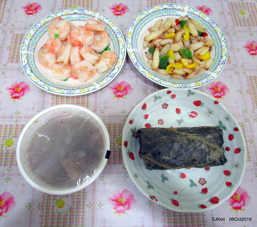 Tradtional seafood of Chinese dishses booth, Nangmeng market, Taipei, Taiwan, SKen, Oct 6, 2019