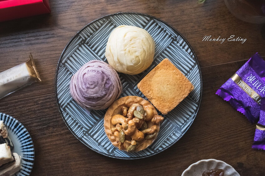 【大甲美食】躉泰食品│香Q麻糬餡芋頭紫晶酥、花生牛奶流芯酥好邪惡。新年春節禮盒。昇恆昌伴手禮。台中伴手禮推薦 - 貪吃猴的幻想