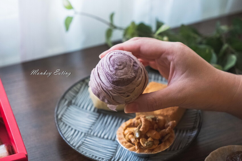 【大甲美食】躉泰食品│香Q麻糬餡芋頭紫晶酥、花生牛奶流芯酥好邪惡。新年春節禮盒。昇恆昌伴手禮。台中伴手禮推薦 - 貪吃猴的幻想