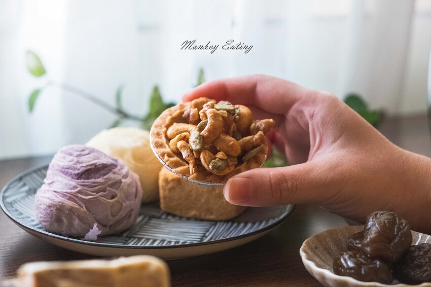 【大甲美食】躉泰食品│香Q麻糬餡芋頭紫晶酥、花生牛奶流芯酥好邪惡。新年春節禮盒。昇恆昌伴手禮。台中伴手禮推薦 - 貪吃猴的幻想