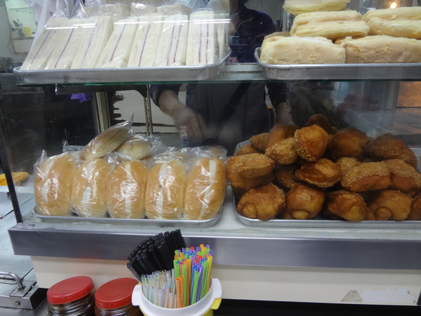 廟口紅茶：1020104[官本金文愛台灣]廟口紅茶好看的鋼管秀與好吃到想跳鋼管舞