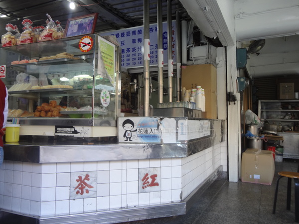 廟口紅茶：1020104[官本金文愛台灣]廟口紅茶好看的鋼管秀與好吃到想跳鋼管舞