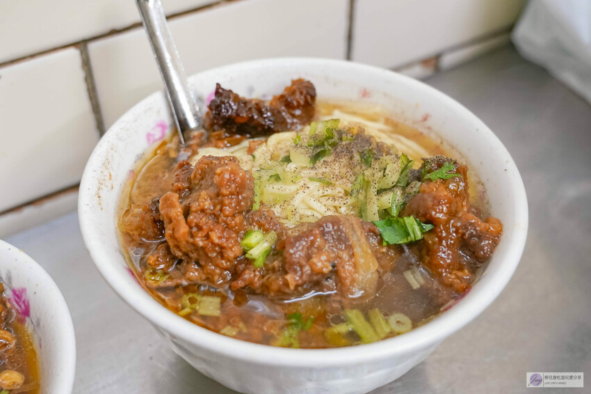 台中豐原廟東夜市傳三代老店!清水排骨麵店 排骨酥麵骨軟肉香,必吃排隊美食。