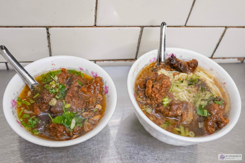 台中豐原廟東夜市傳三代老店!清水排骨麵店 排骨酥麵骨軟肉香,必吃排隊美食。