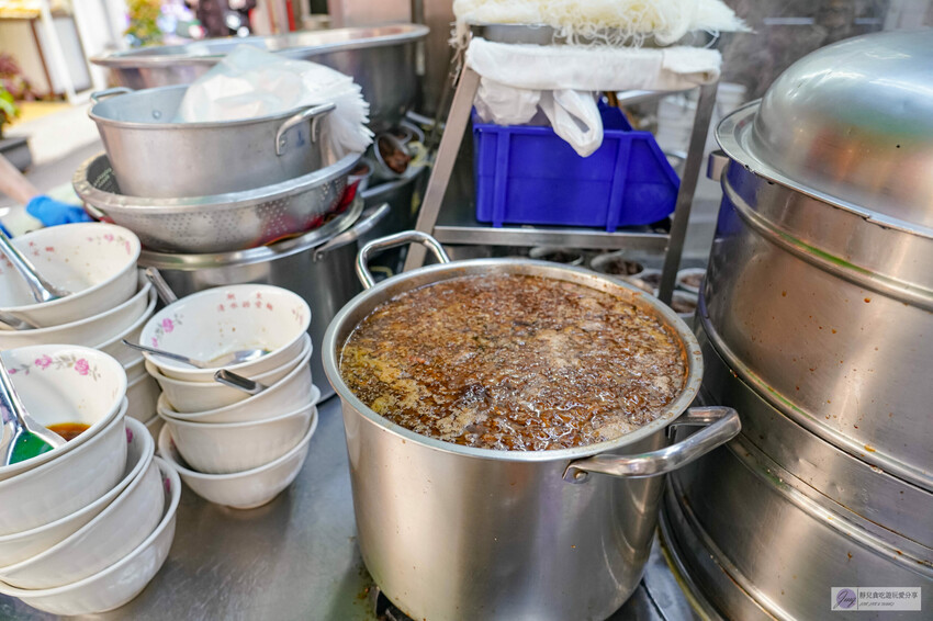 台中豐原廟東夜市傳三代老店!清水排骨麵店 排骨酥麵骨軟肉香,必吃排隊美食。